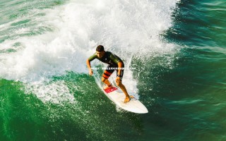 九游体育官方入口：涉险破关！佩雷拉生死时刻搏命换人引发激辩